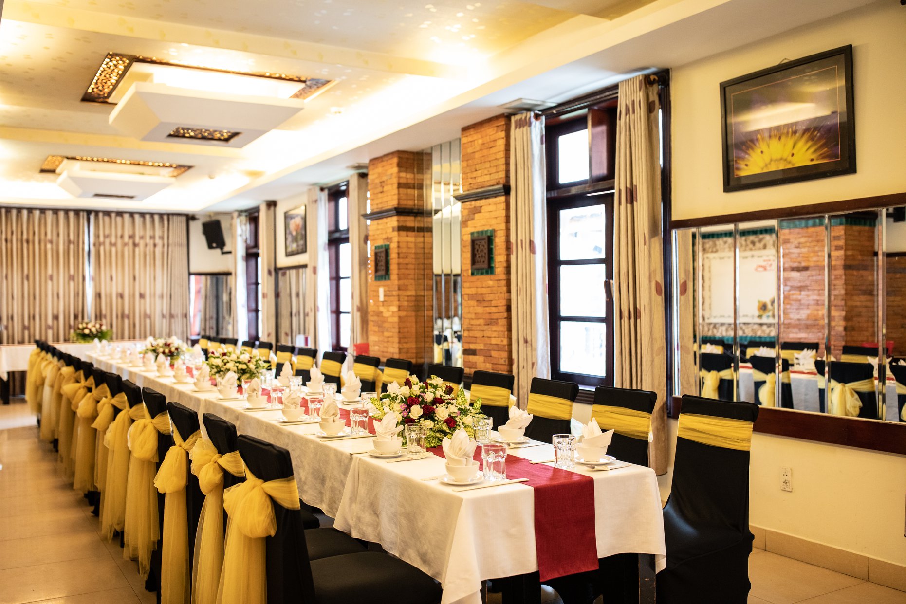 Nhà hàng Quá Ngon có không gian phòng VIP cho bữa tiệc tất niên ấm cúng