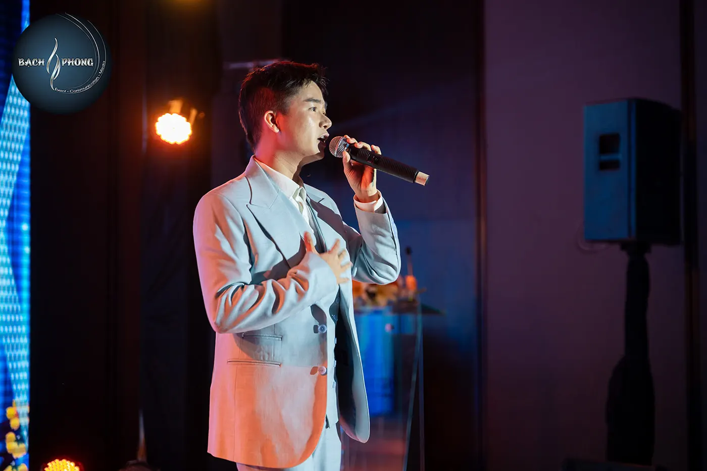 Màn trình diễn bởi ca sĩ Bùi Công Nam