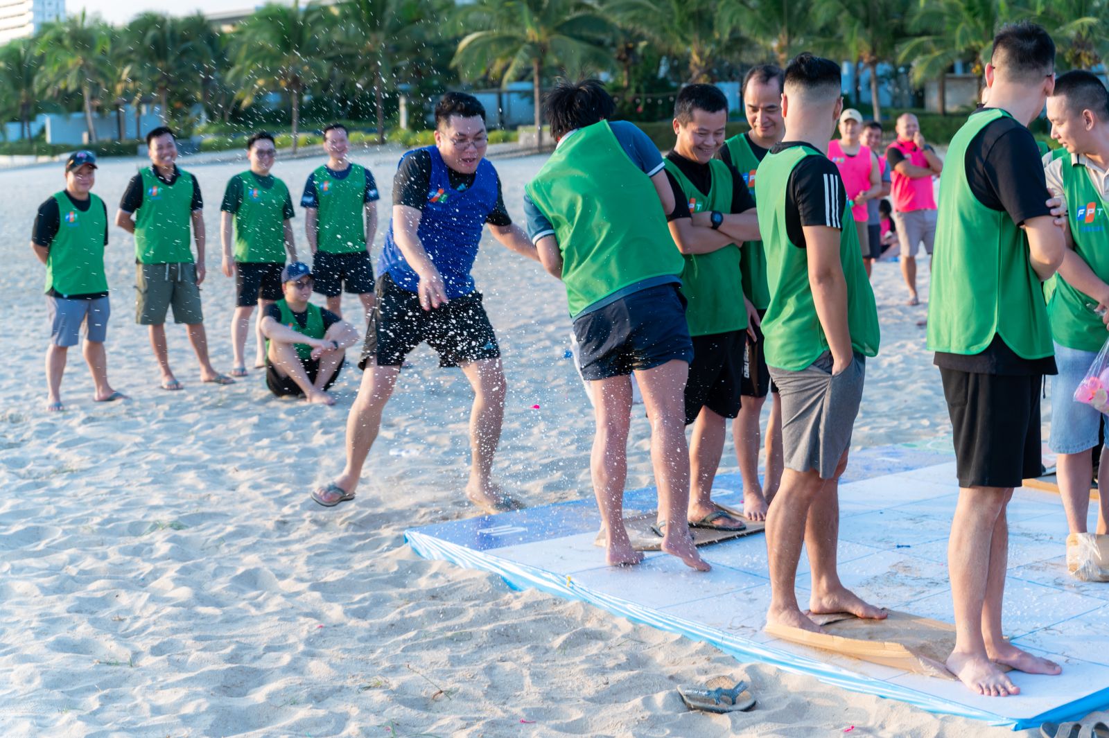Hoạt động Teambuilding đòi hỏi sự hợp tác tại Hội nghị FPT Telecom