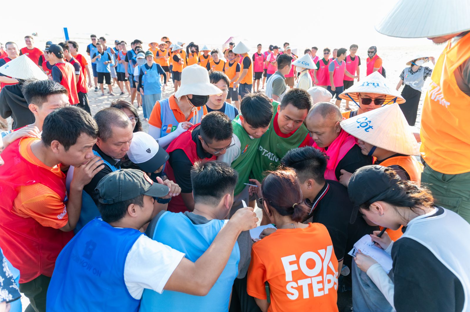 Các thành viên FPT Telecom hợp tác trong các thử thách Teambuilding