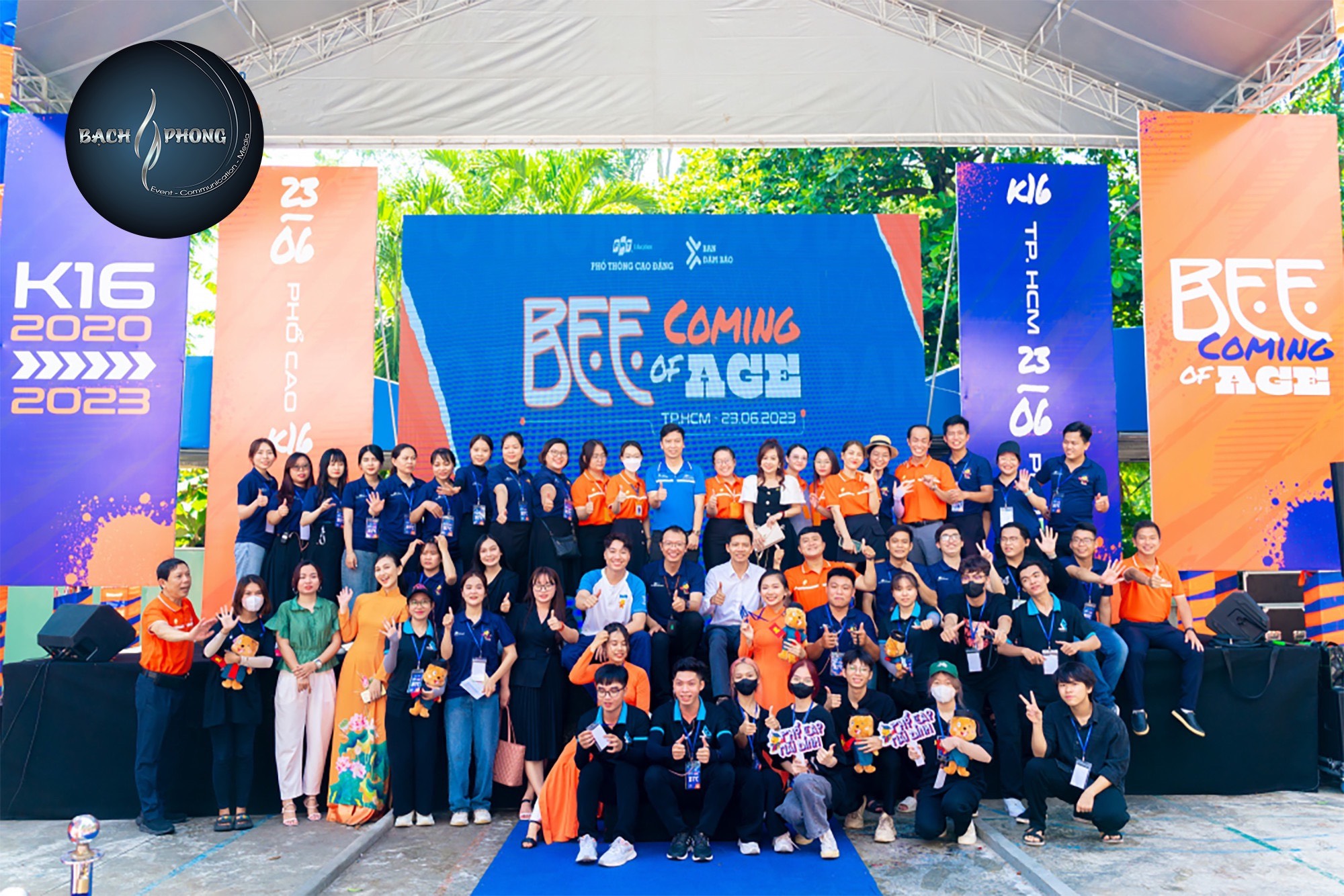 Tập thể sinh viên K16 FPT Polytechnic chụp ảnh lưu niệm sau buổi lễ