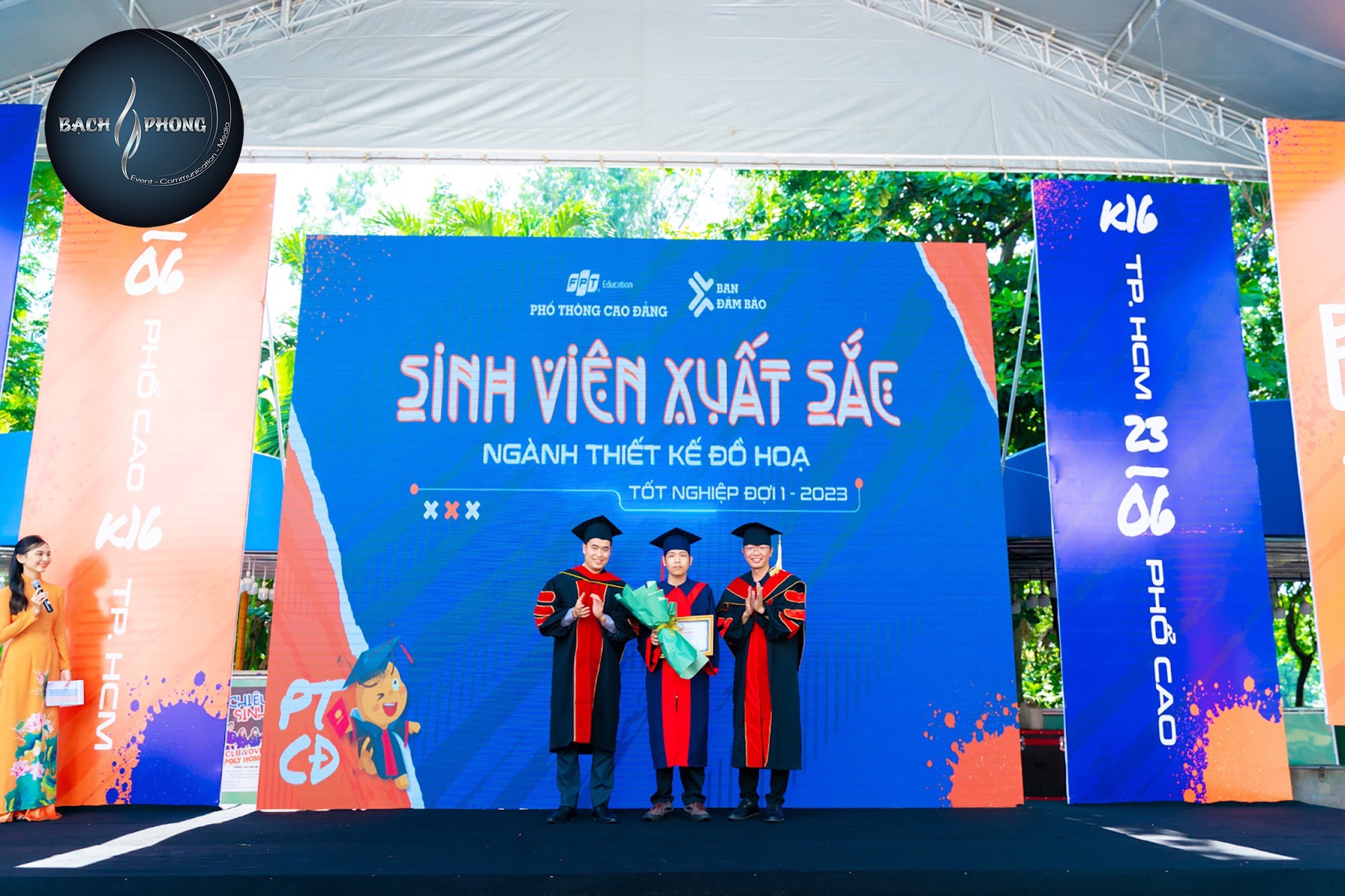 Sinh viên K16 FPT Polytechnic nhận chứng chỉ trong Lễ trưởng thành