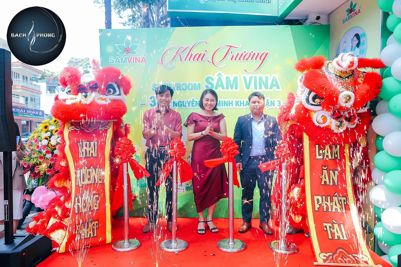  Điểm nhấn của lễ khai trương là màn cắt băng khánh thành