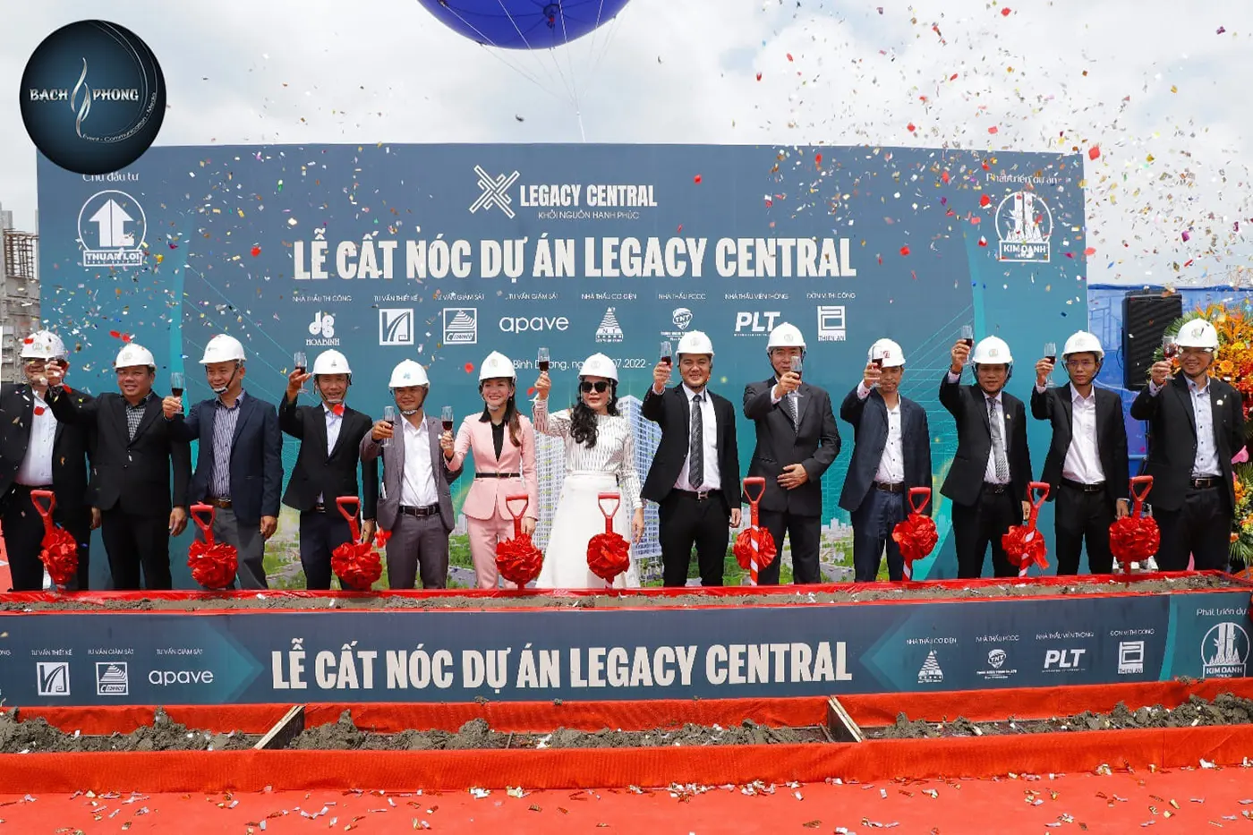 Khoảnh khắc quan trọng khi thả viên gạch cuối cùng tại lễ cất nóc