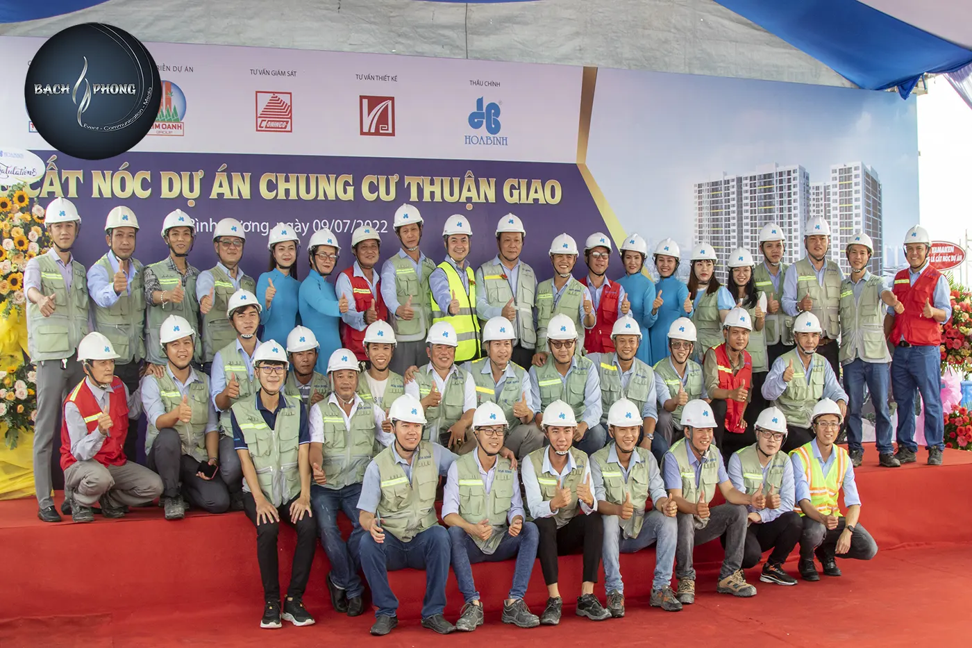 Hình ảnh các đại biểu và đối tác chụp ảnh lưu niệm tại sự kiện