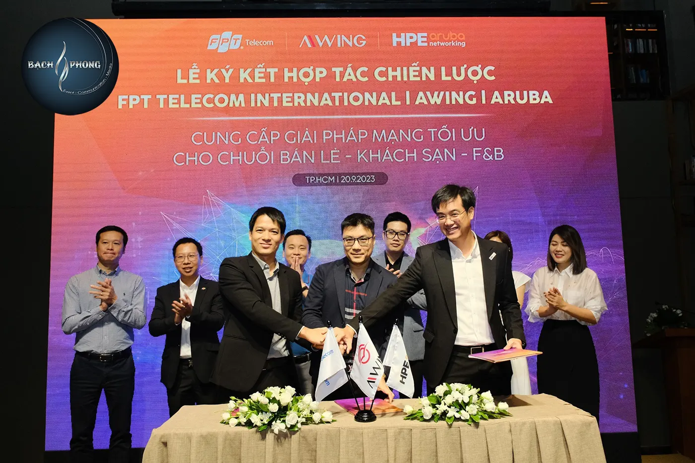 Đại diện của FTI và AWING bắt tay sau lễ ký kết