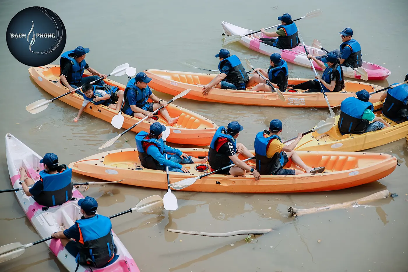 Cùng nhau chèo thuyền Kayak