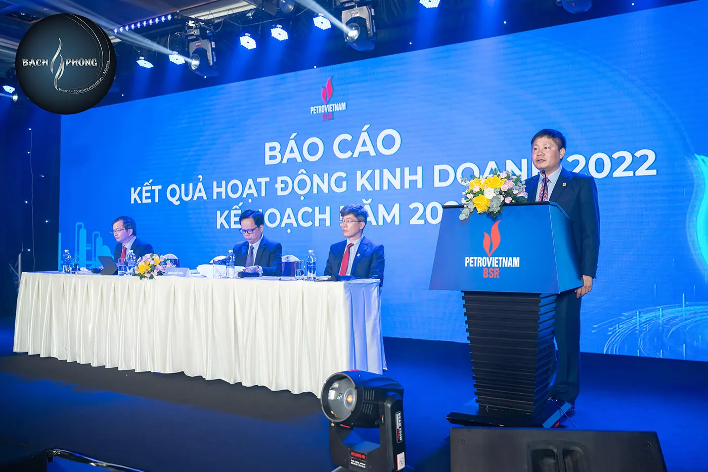 Ban lãnh đạo báo cáo kết quả hoạt động kinh doanh và kế hoạch cho năm 2023