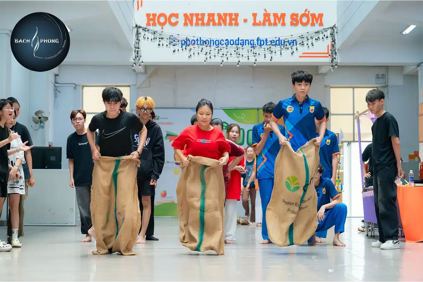 Sinh viên nhảy bao bố vượt chướng ngại vật trong hoạt động teambuilding