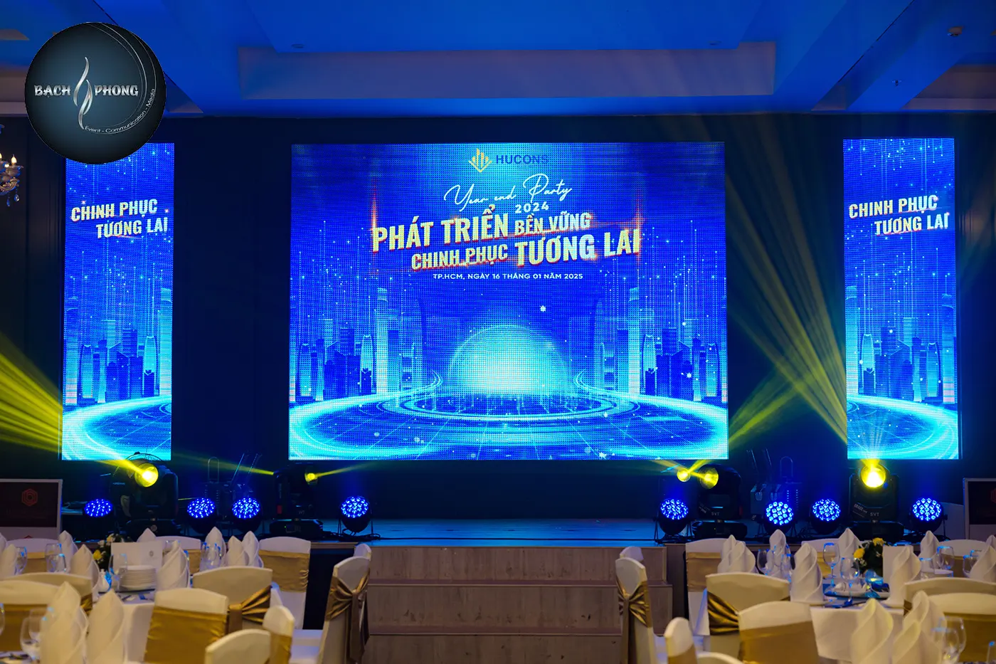 Sân khấu chính được dựng trên nền LED công nghệ cao, kết hợp cùng hệ thống ánh sáng linh hoạt
