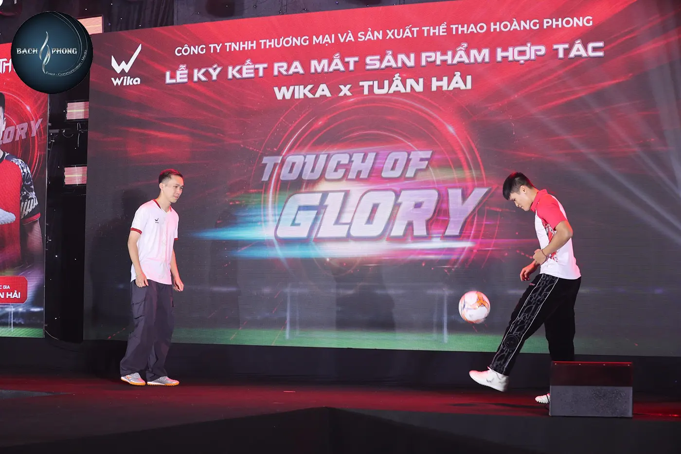Hoạt động giới thiệu, thử giày và tương tác tại chỗ