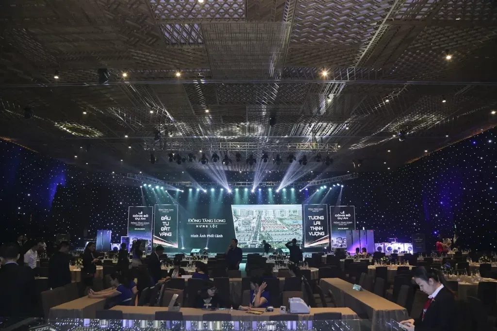 Sân khấu lớn, sang trọng trong một sự kiện lễ mở bán tại Bạch Phong Event
